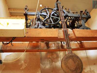 Gli ingranaggi dell'antico orologio da torre, perfettamente funzionanti fino a qualche anno fa. Adesso il pendolo e l'orologio funzionano con un sistema elettrico, pi� economico e pratico